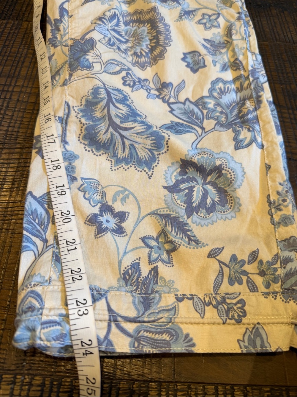 Democracy Off-White with Blue Floral Lightweight Cargo Style Capri Pants, Sz 6 - Picture 7 of 7